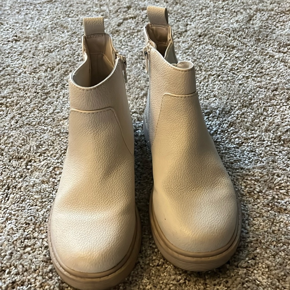 Girls cream colored Chelsea boots